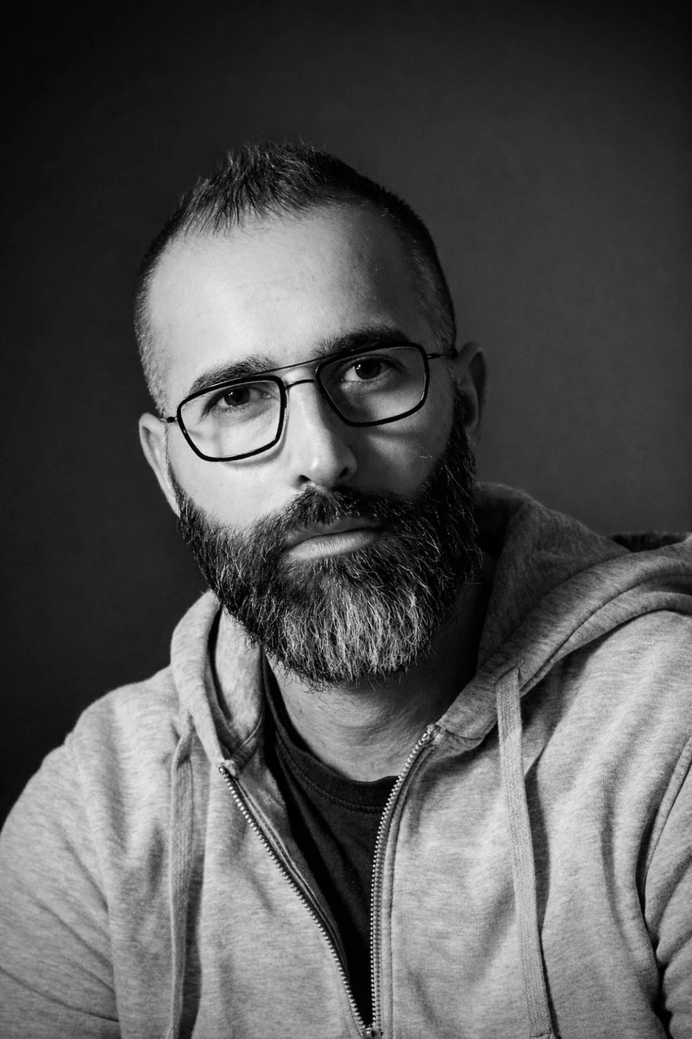 Sébastien Jimenez, portrait en noir et blanc avec lunettes